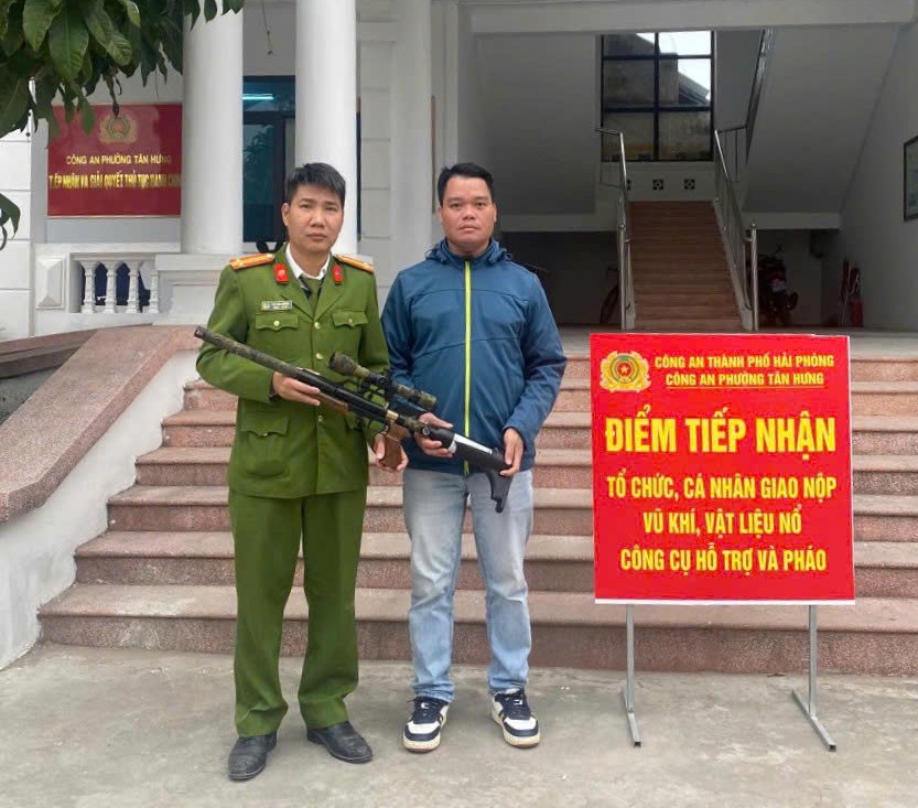 Công an các phường Nhị Chiểu,  phường Tân Hưng,  phườngThành Đông vận động thu hồi 02 súng hơi, 4 kg pháo nổ